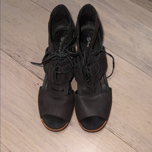Sorel Black Open-Toe Lace-Up Boots - Picture 1 of 6